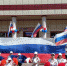 Жители поселка Емуртлинский приняли участие во флешмобе «Флаги России» - Тюменская область сегодня