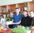 • Более двухсот корней рассады баклажанов, перцев, помидоров и цветов вырастили ребята из новозаимского агрокласса. Хватит и для школьного огорода, и для продажи односельчанам. На снимке: Анастасия Андреева, Ксения Плашинова, Иван Красушин, Степан Савва, Е - TyuMedia.Ru
