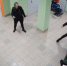 В Тюменском микрорайоне Новопатрушево взрослые мужчины избили школьников из-за кадетской звезды на шапке(2024)|Фото: ЧС Тюмень / скриншот с видео - Nakanune.Ru