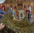 Прихожане нижнетавдинского храма плетут сети для бойцов СВО - Newsprom.Ru