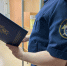 Тюменец прокатил 3 км на капоте силовика, пытавшегося задержать его за переброс в колонию запретных веществ - Newsprom.Ru