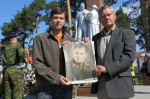 Данил (слева) и Владимир Третьяковы из Заводоуковска уже 15 лет в День Победы приходят к Вечному огню с портретом своего деда и отца Григория Васильевича. /Фото из семейного архива Третьяковых   