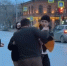 В центре Тюмени толпа подростков устроила драку с таксистом - Комсомольская правда