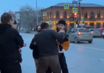 В центре Тюмени толпа подростков устроила драку с таксистом