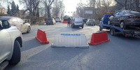 В Тюмени на улице Профсоюзной под автобусом треснул асфальт - Комсомольская правда