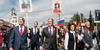 Губернатор Тюменской области Александр Моор шествует в "бессмертном полку" (9 мая 2025 г.)(2025)|Фото: t.me/av_moor - Nakanune.Ru