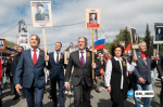 Губернатор Тюменской области Александр Моор шествует в "бессмертном полку" (9 мая 2025 г.)(2025)|Фото: t.me/av_moor