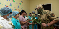 По случаю Международного дня защиты детей росгвардейцы передали подарки в один из родильных домов в Луганской Народной Республике - Росгвардия