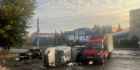 Настоящее автопобоище: в Тюмени «Тойота» разгромила 3 припаркованных автомобиля - MegaTyumen.Ru