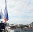 В День Государственного флага РФ губернатор Александр Моор показал, как меняют триколор на здании правительства - Комсомольская правда