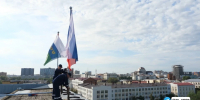 В День Государственного флага РФ губернатор Александр Моор показал, как меняют триколор на здании правительства - Комсомольская правда