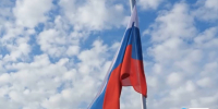Тюменцы отмечают День российского флага - NG72.Ru