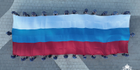 Росгвардейцы в Тюмени развернули 16-метровый триколор ко Дню флага России - Росгвардия