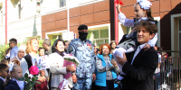 Росгвардейцы в Тюменской области поздравляют учеников и педагогов с Днём знаний - Росгвардия