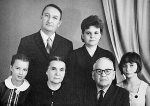 Ольга, бабушка Александра Георгиевна, дедушка Николай Леонидович и Людмила, в верхнем ряду - Виктор Феоктистович и Алевтина Николаевна Югриновы