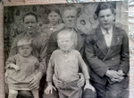 На семейной фотографии семья Волокитиных: Дмитрий Тимофеевич, на руках сын Василий, на руках у Анастасии Никаноровны – дочь Екатерина, во втором ряду стоят старшая дочь, Клавдия, и квартирант, Артемий Дмитриевич Решетников, перед уходом деда на фронт