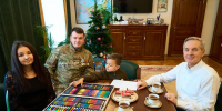 Андрей Артюхов поздравил ветерана СВО и его семью с Новым годом - Единая Россия