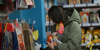 Тюменцы распродают ненужные новогодние подарки. В ход пошла парфюмерия, шмотки и электроника - Комсомольская правда