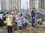 Депутат принял участие в субботнике и посадке деревьев