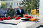 Торжественные возложения цветов к памятным мемориалам прошли в преддверии Дня Победы