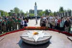 Торжественные возложения цветов к памятным мемориалам прошли в преддверии Дня Победы