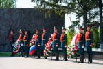 Торжественные возложения цветов к памятным мемориалам прошли в преддверии Дня Победы