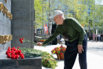 Торжественные возложения цветов к памятным мемориалам прошли в преддверии Дня Победы