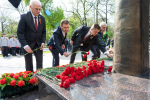 Торжественные возложения цветов к памятным мемориалам прошли в преддверии Дня Победы