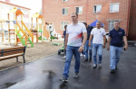 В микрорайонах Тобольска завершают благоустройство дворов