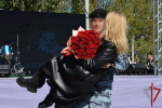 Сотрудник тюменского ОМОНа сделал предложение девушке на праздновании 35‑летия отряда