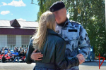 Сотрудник тюменского ОМОНа сделал предложение девушке на праздновании 35‑летия отряда