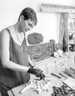 Ученица мастера Марина Сорокун за работой.
