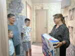 Комплект спутникового ТВ передали матери погибшего бойца СВО в Тюмени