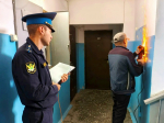 Дом в Тюмени лишился кладовок на лестничных клетках
